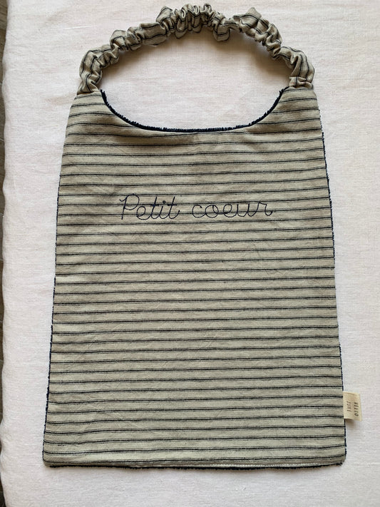 Grand bavoir cantine en lin lavé écru rayures anthracites broderie "petit cœur" marine douillette marine élastiqué au cou