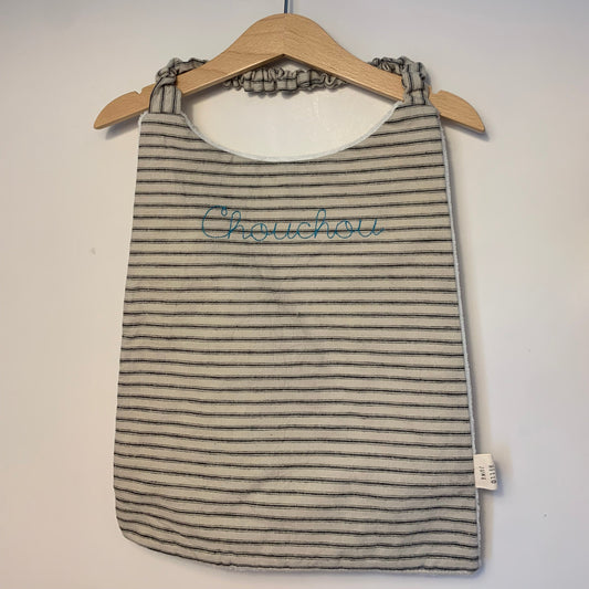 Grand bavoir cantine en lin lavé écru rayures anthracites broderie "Chouchou" bleu canard douillette blanche élastiqué au cou