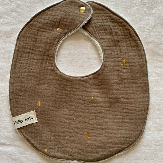 Petit bavoir bébé en gaze de coton noisette petits flocages dorés motifs étoiles lunes douillette blanche
