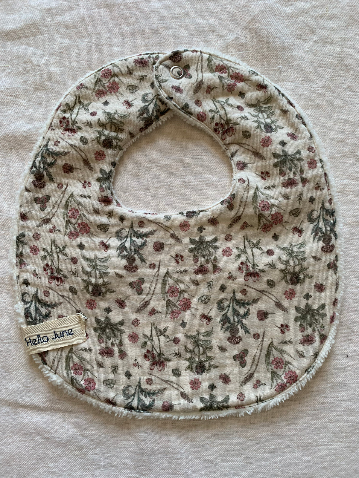 Petit bavoir bébé en gaze de coton écru petites fleurs douillette blanche