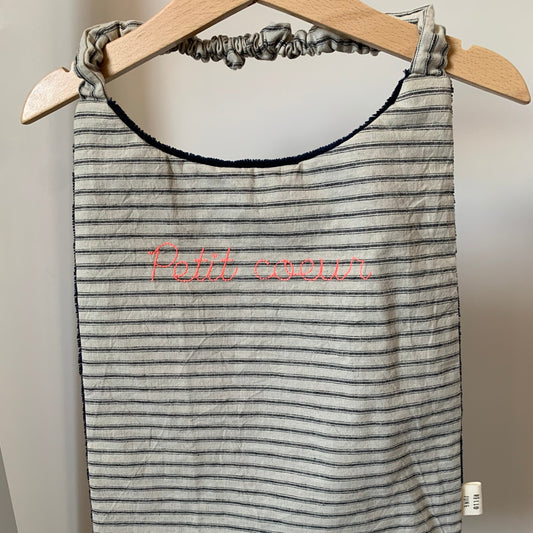 Grand bavoir cantine en lin lavé écru rayures anthracites broderie "petit cœur" rose douillette marine élastiqué au cou
