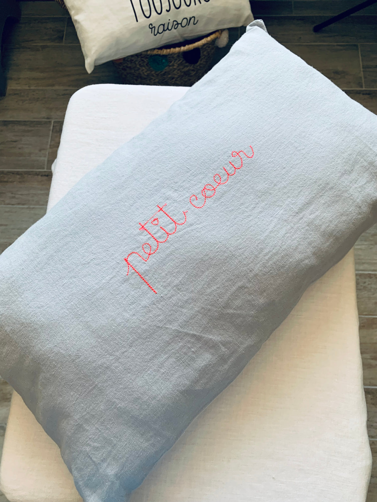 Coussin rectangle lin lavé gris broderie rose