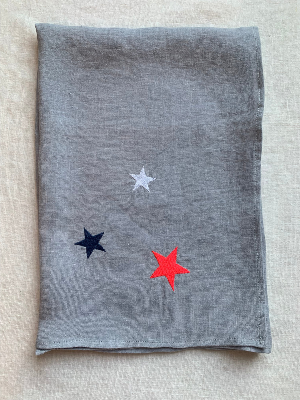 Lange lin lavé gris broderie 3 étoiles marine blanche et rose fluo 100 x 100
