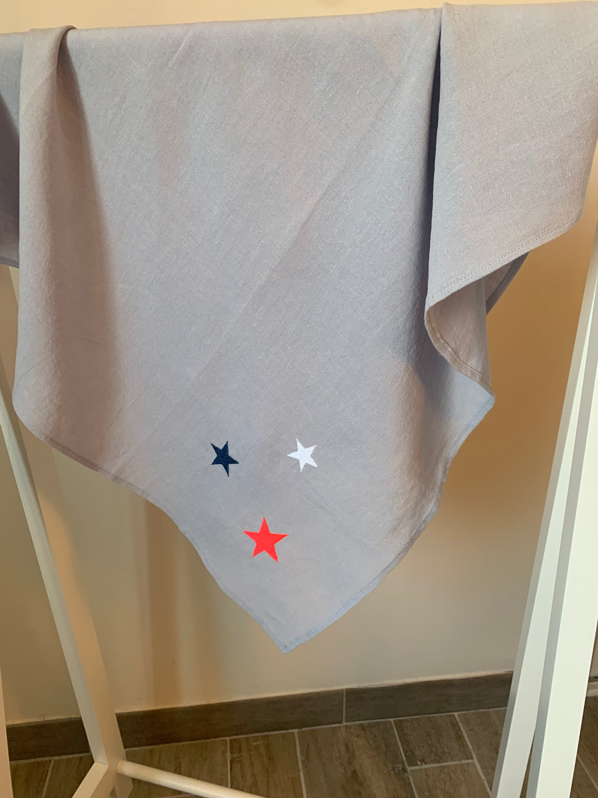 Lange lin lavé gris broderie 3 étoiles rose fluo bleu et blanc 70 x 70 cm
