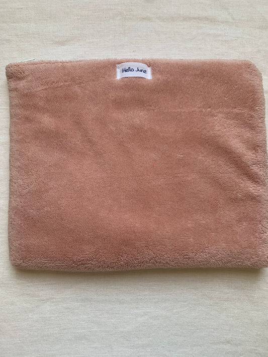 Pochette en lin lavé rose pâle et douillette rose broderie renard et sa petite fleur marine