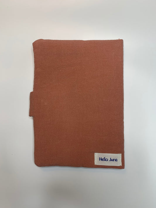 Protège carnet de santé lin rose sorbet fraise broderie bleu pétrole "mon joli carnet de santé"