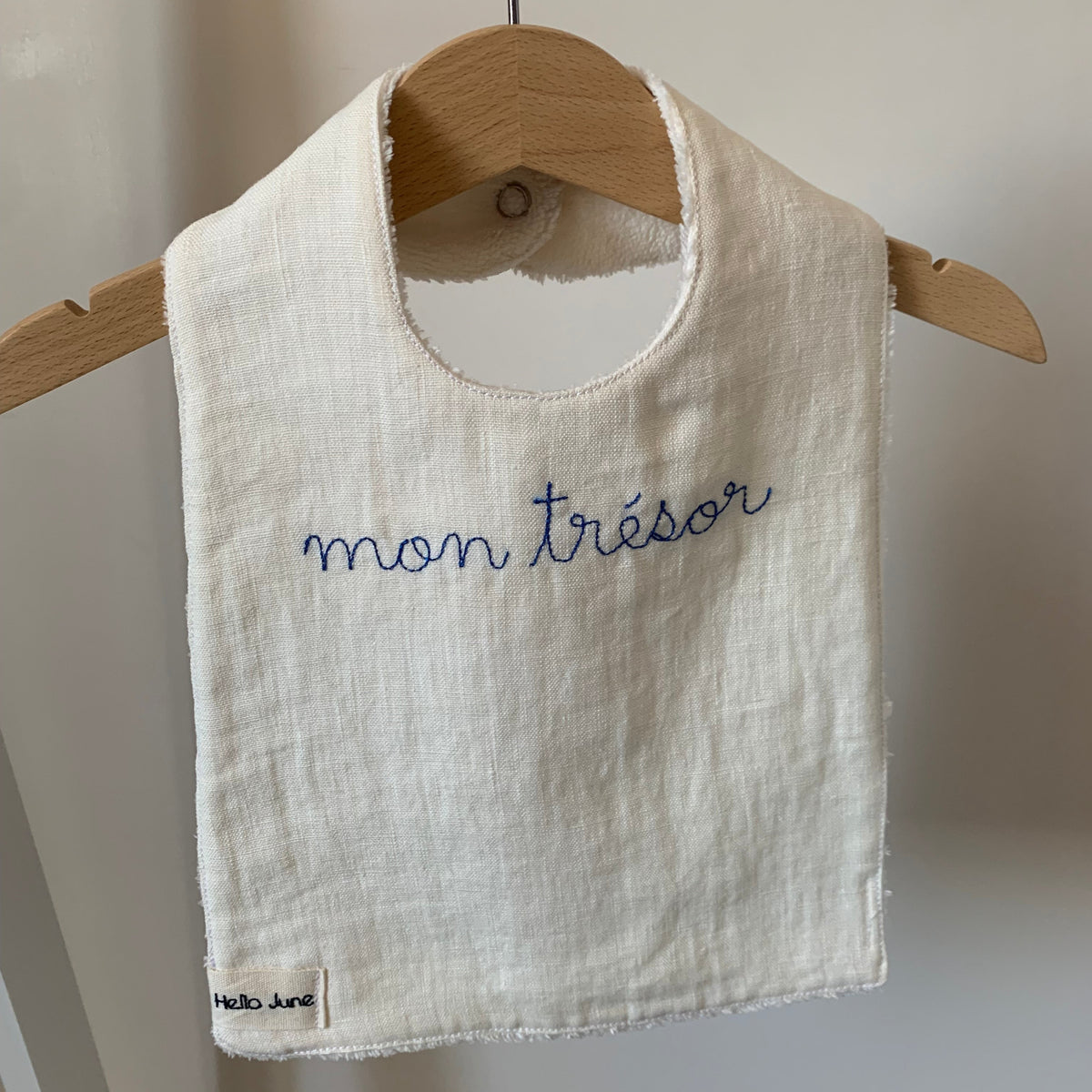 Bavoir Petit Epicurien - Lin lavé blanc et douillette blanche, broderie "mon trésor" bleu
