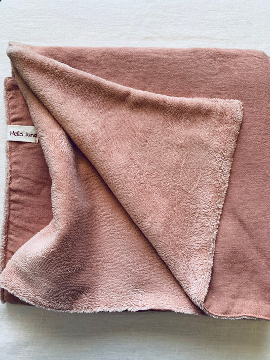 Couverture 1 m par 1 mètre en lin lavé rose sorbet fraise et douillette vieux rose avec sa broderie fine vieux rose "Mon cœur"