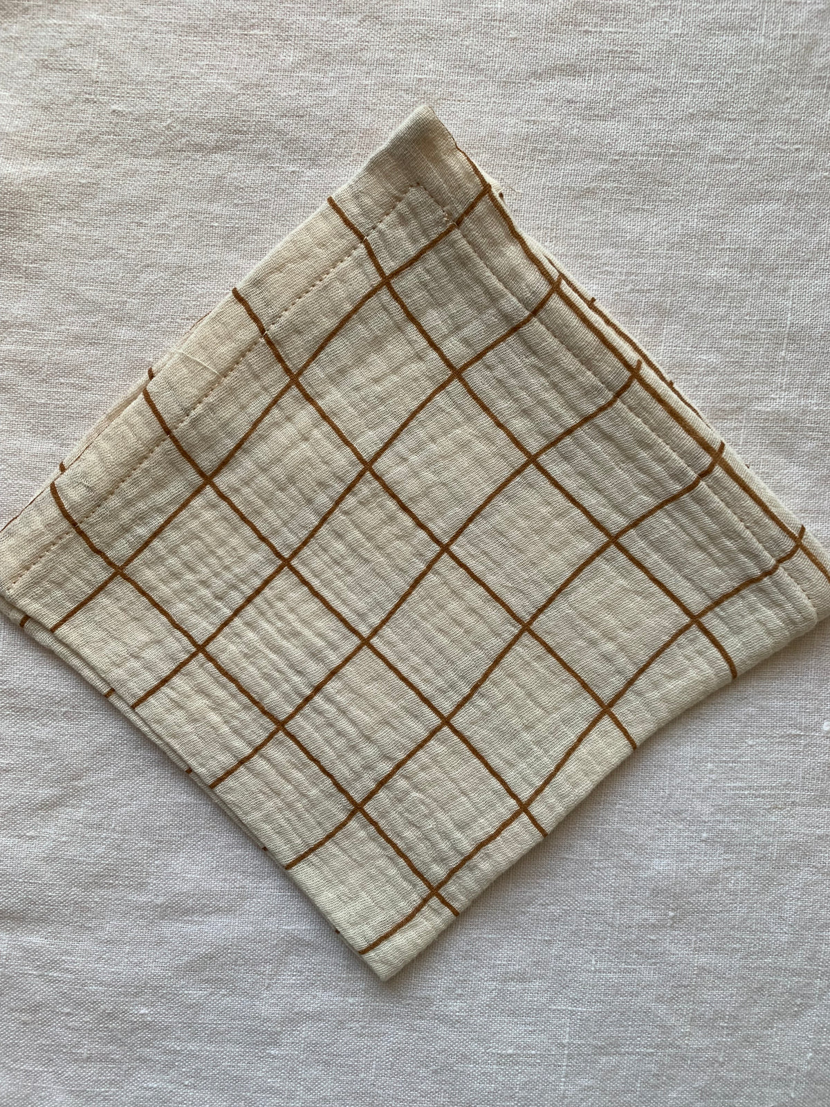 serviette table gaze de coton écru et rayure caramel 30 x 30 cm
