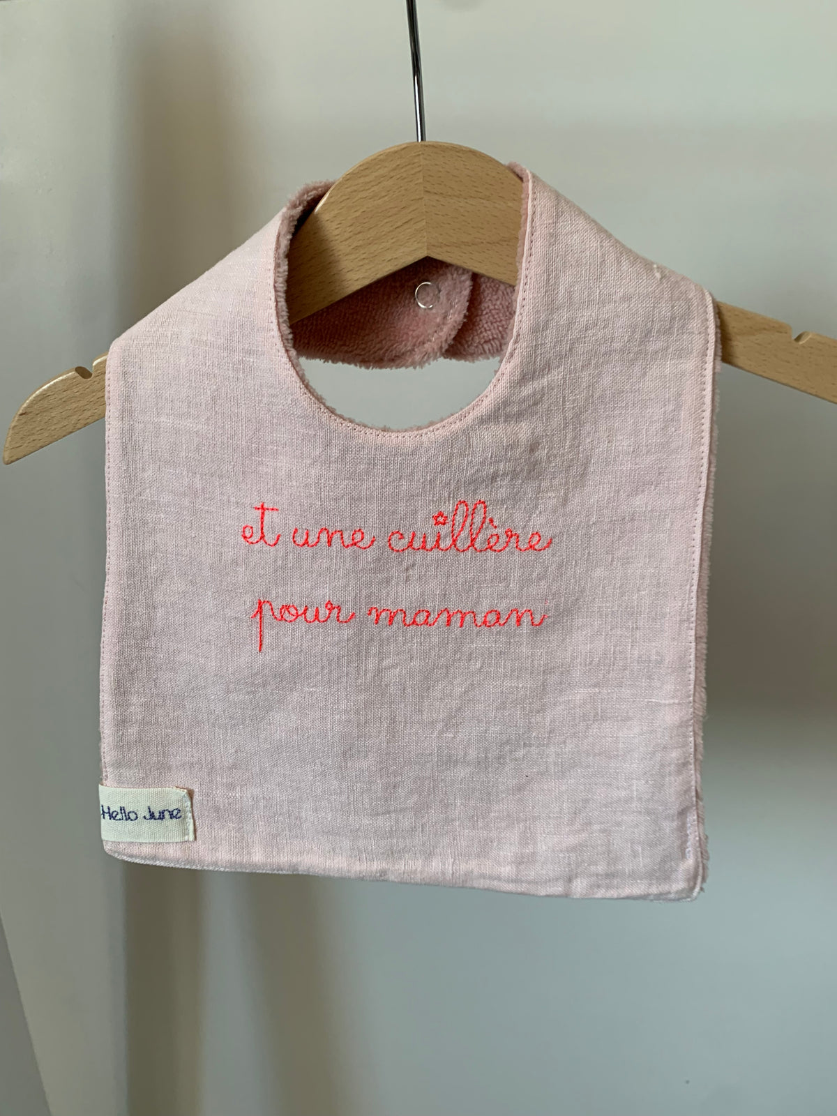 Bavoir Petit Epicurien - Lin lavé rose pâle et douillette vieux rose, broderie "Et une cuillère pour maman" rose fluo