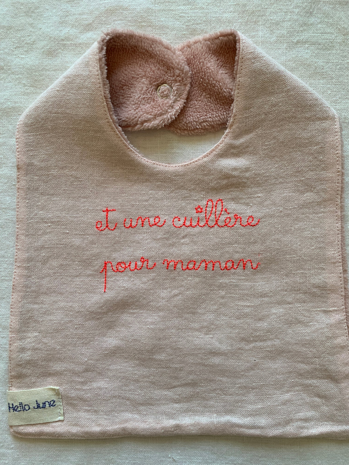 Bavoir Petit Epicurien - Lin lavé rose pâle et douillette vieux rose, broderie "Et une cuillère pour maman" rose fluo