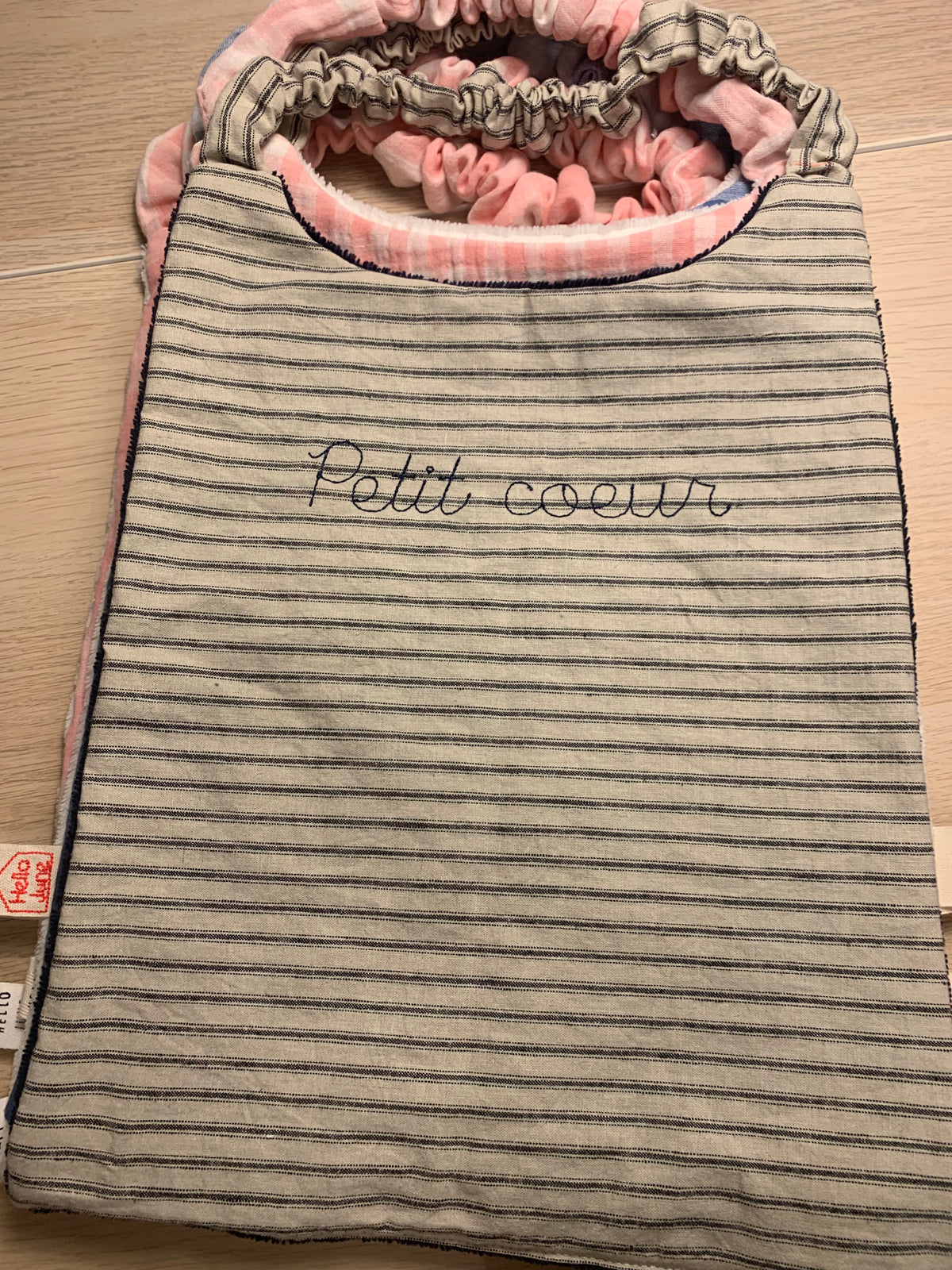 Grand bavoir cantine en lin lavé écru rayures anthracites broderie "petit cœur" marine douillette marine élastiqué au cou