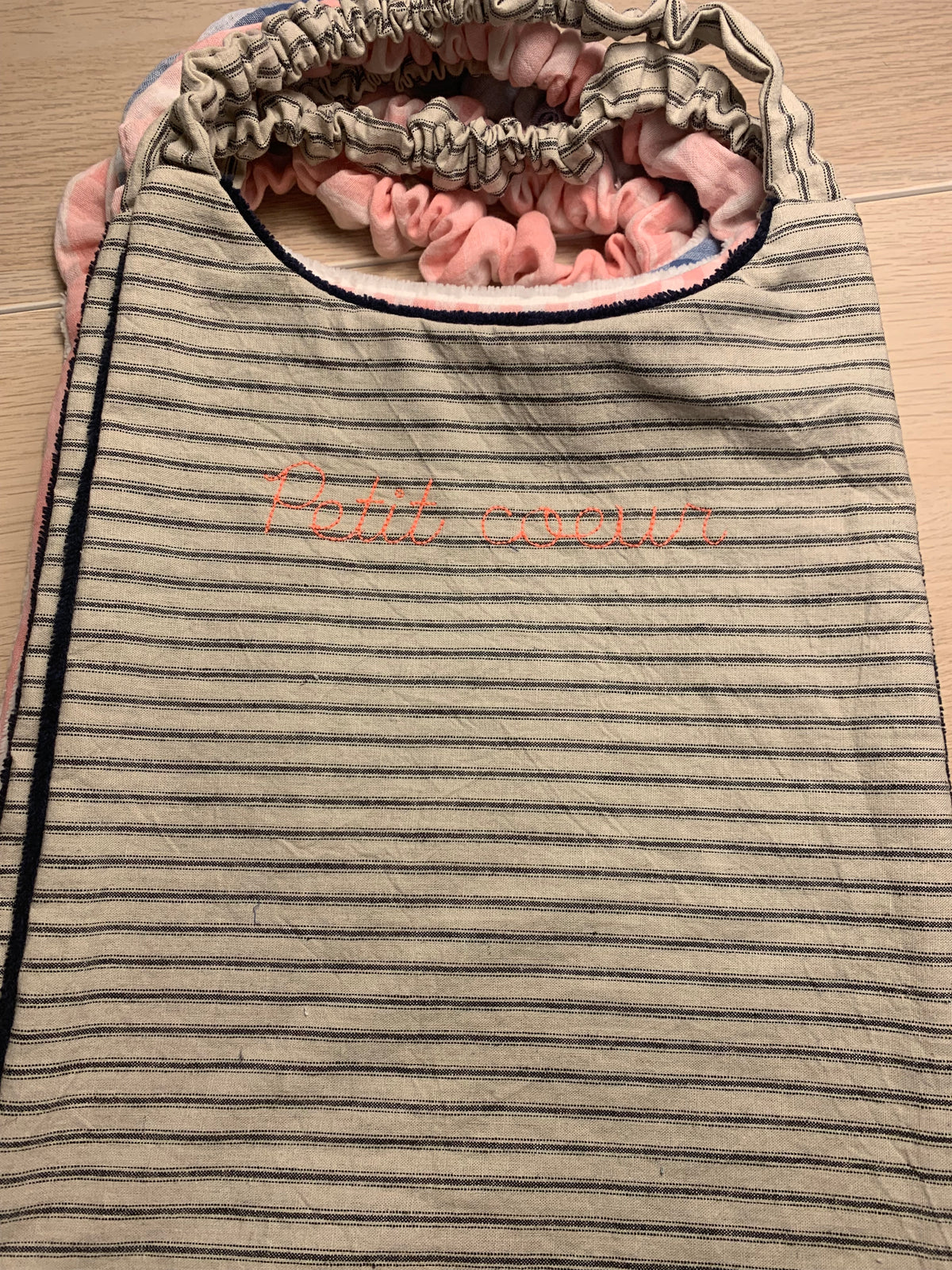Grand bavoir cantine en lin lavé écru rayures anthracites broderie "petit cœur" marine douillette marine élastiqué au cou