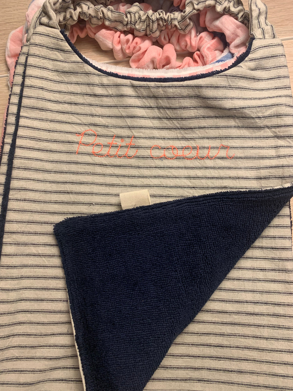 Grand bavoir cantine en lin lavé écru rayures anthracites broderie "petit cœur" marine douillette marine élastiqué au cou