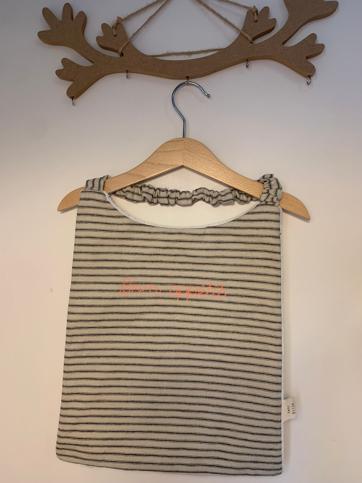 Grand bavoir cantine en lin lavé écru rayures anthracites broderie "Bon appétit" rose fluo douillette blanche élastiqué au cou