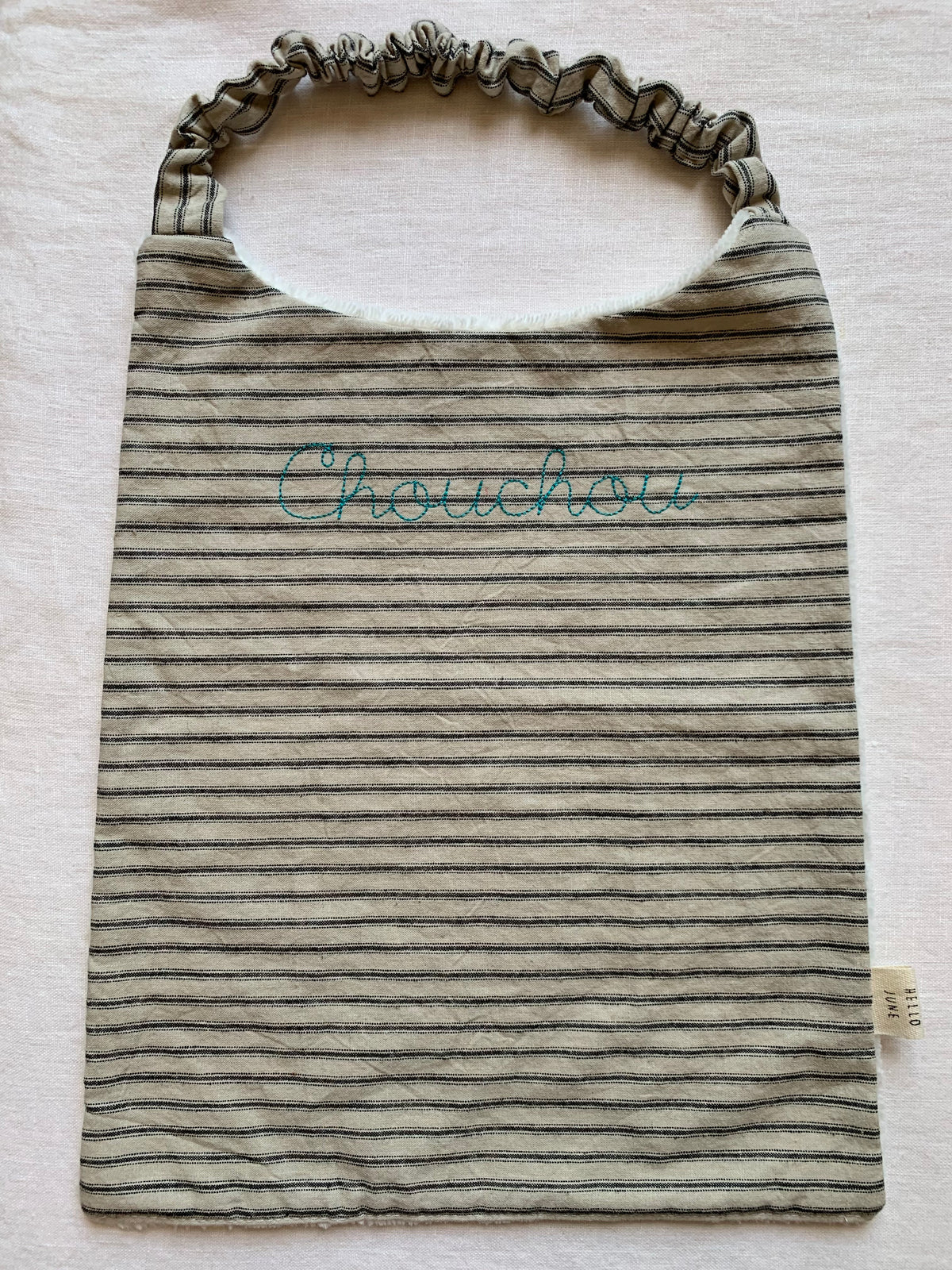 Grand bavoir cantine en lin lavé écru rayures anthracites broderie "Chouchou" bleu canard douillette blanche  élastiqué au cou