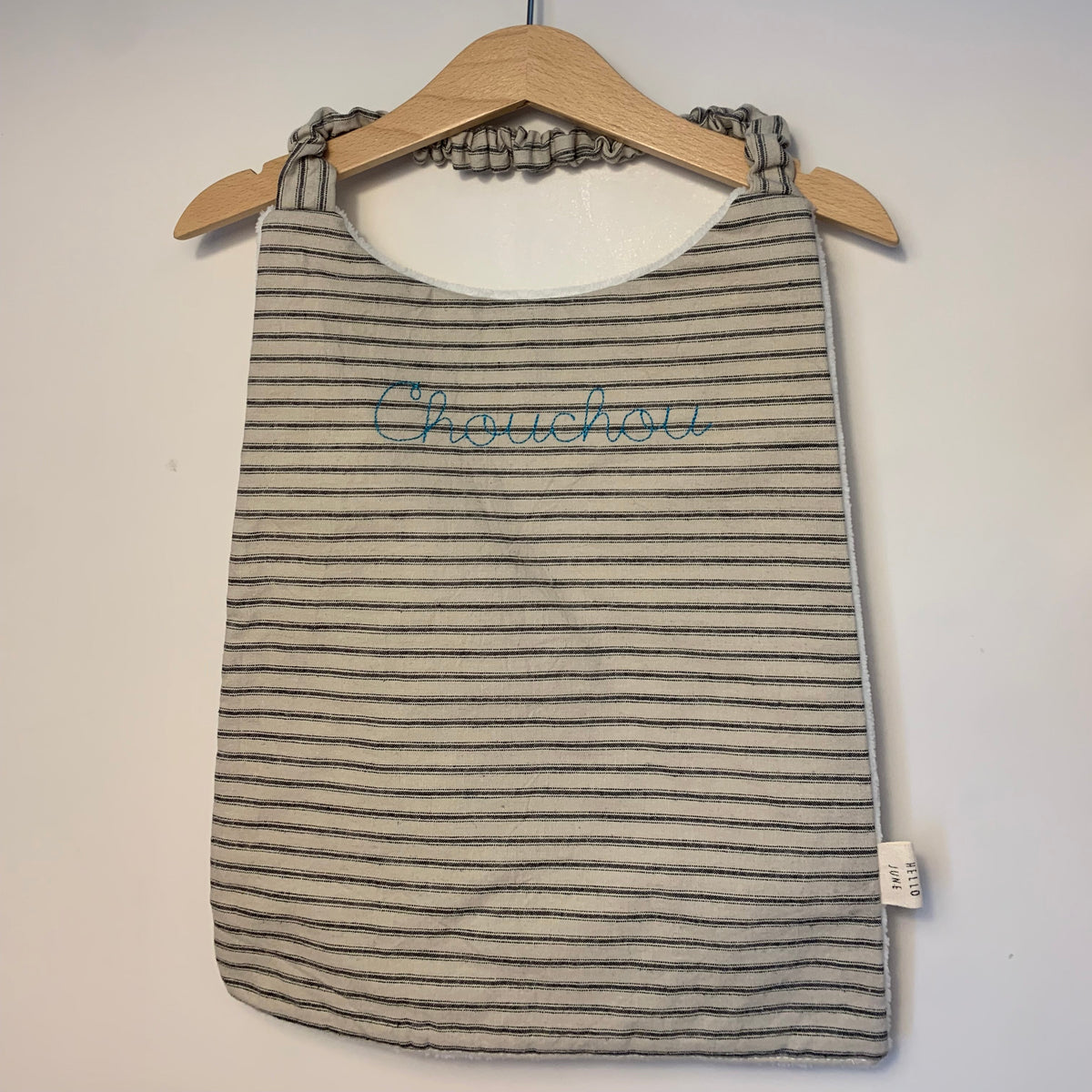 Grand bavoir cantine en lin lavé écru rayures anthracites broderie "Chouchou" bleu canard douillette blanche  élastiqué au cou