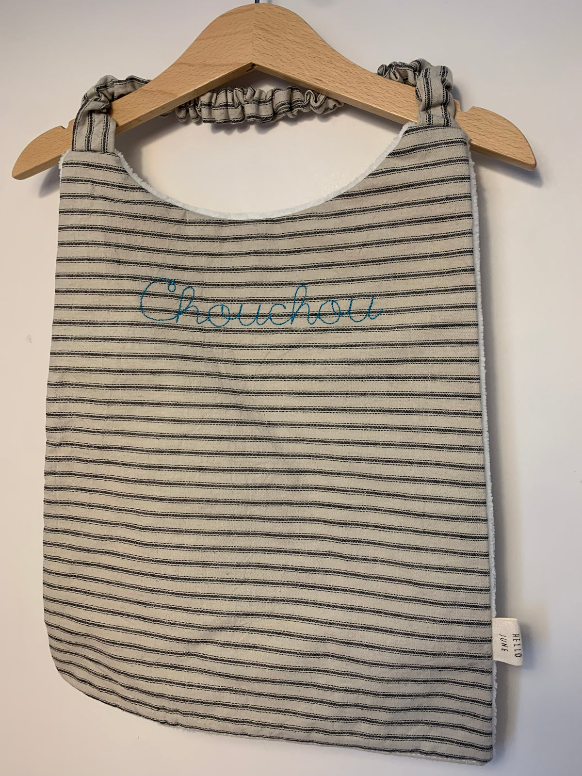 Grand bavoir cantine en lin lavé écru rayures anthracites broderie "Chouchou" bleu canard douillette blanche  élastiqué au cou