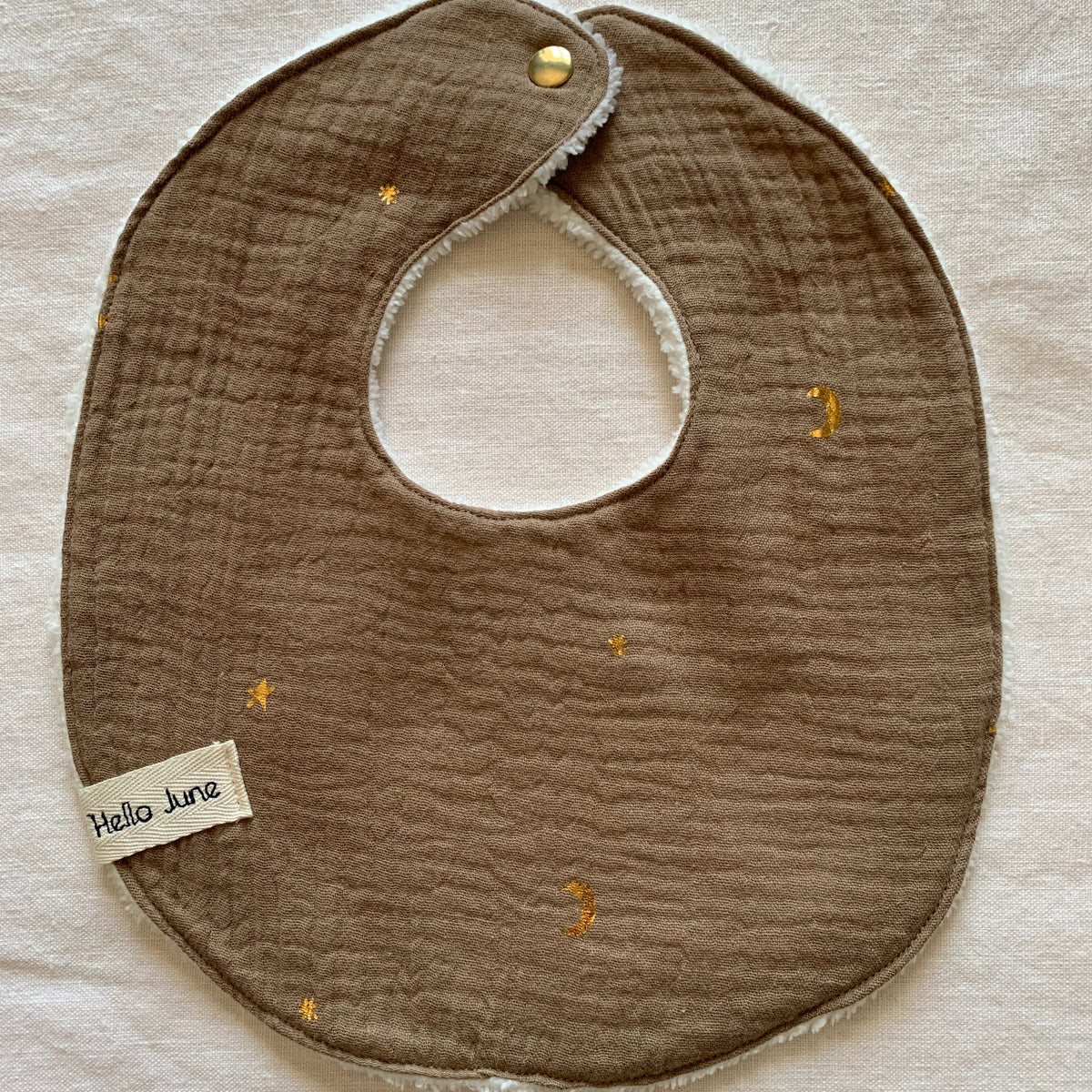 Petit bavoir bébé en gaze de coton noisette petits flocages dorés motifs étoiles lunes douillette blanche 