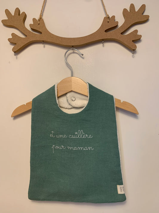 Bavoir petit épicurien de la marque Hello June en lin lavé vert sapin t douillette blanche avec broderie et une cuillère pour maman