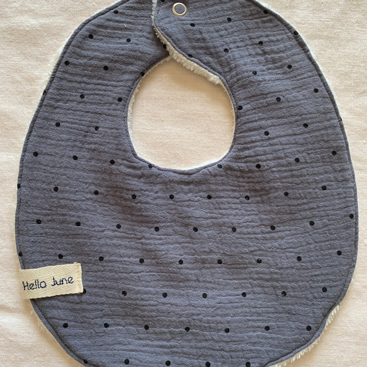 Petit bavoir bébé en gaze de coton bleu pois noirs douillette blanche fermeture pression