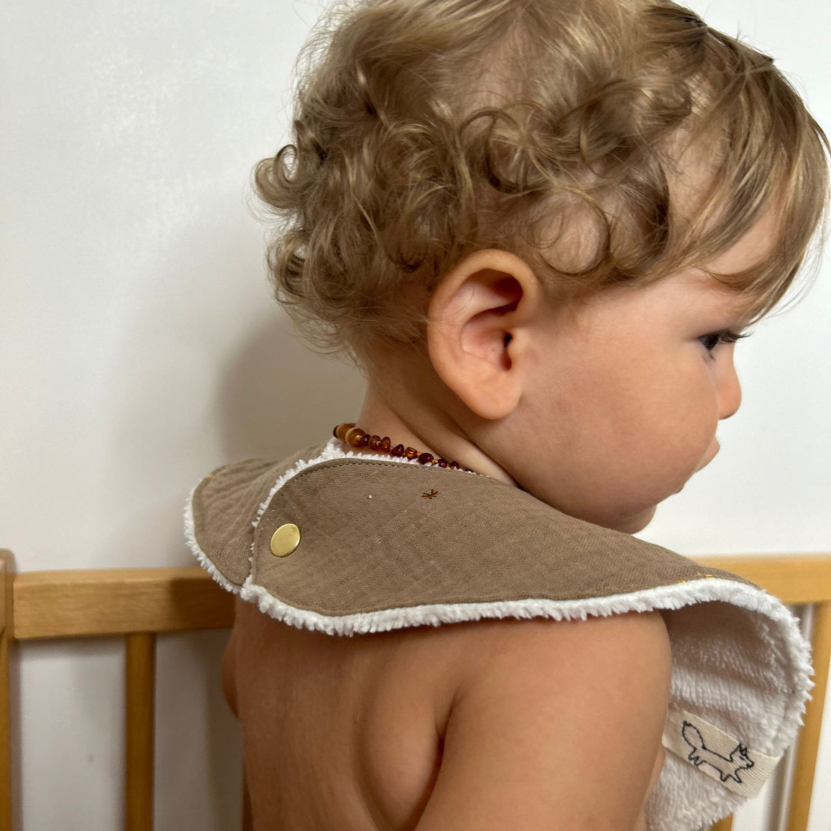 Petit bavoir bébé en gaze de coton noisette petits flocages dorés motifs étoiles lunes douillette blanche 