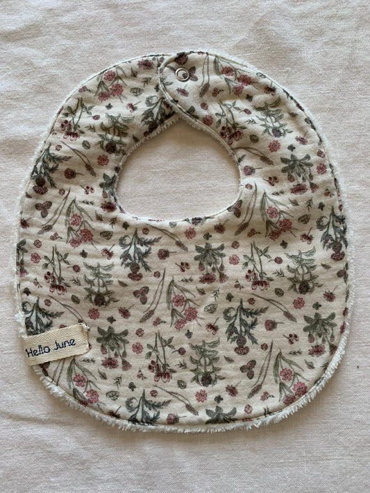 Petit bavoir bébé en gaze de coton écru petites fleurs douillette blanche 