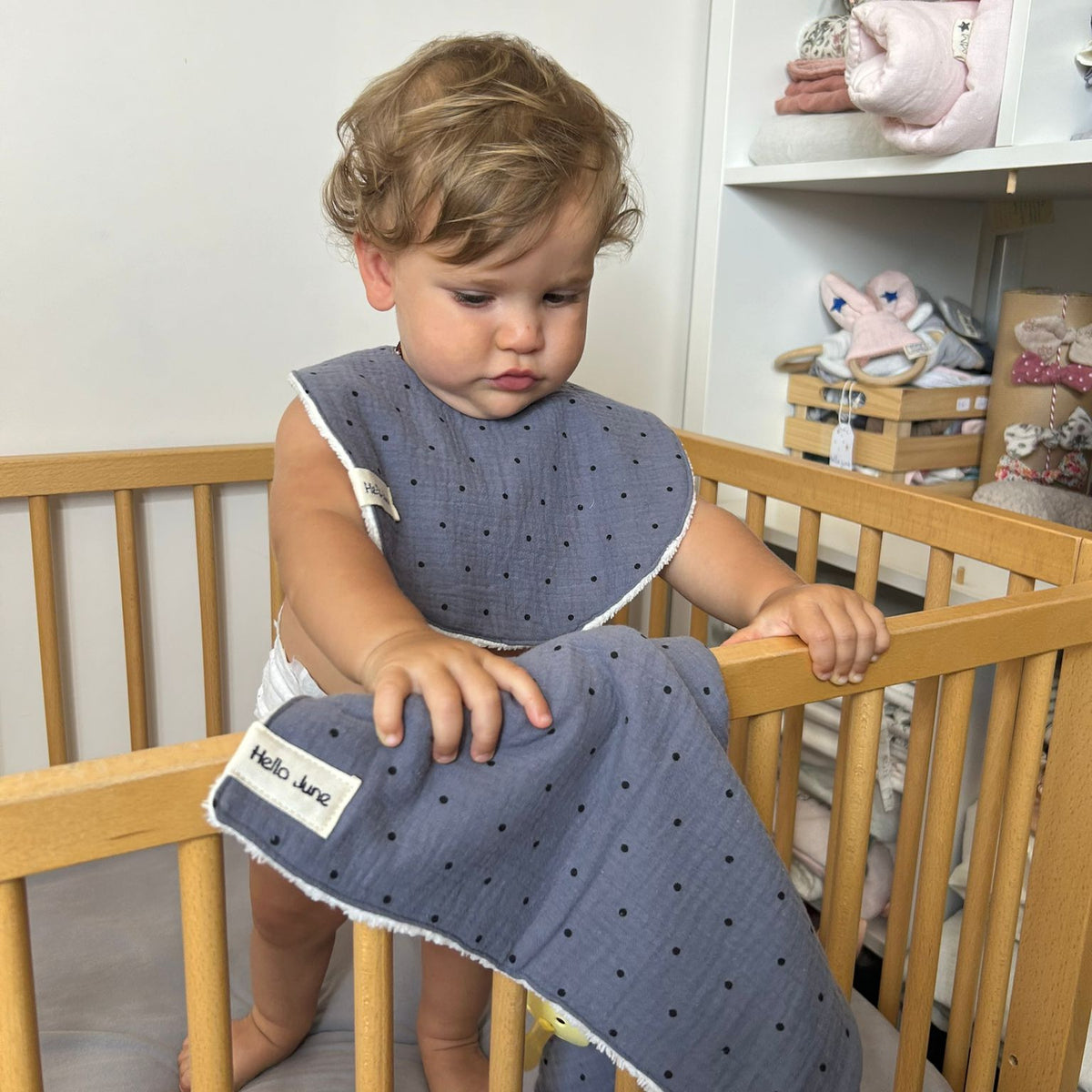 Petit bavoir bébé en gaze de coton bleu pois noirs douillette blanche fermeture pression