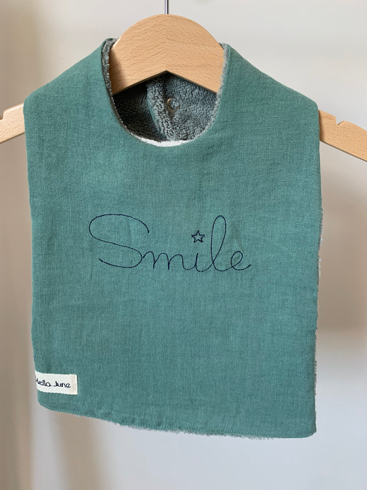 Bavoir petit épicurien de la marque Hello June en lin lavé vert sapin t douillette kaki avec broderie Smile