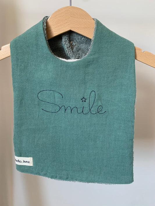 Bavoir petit épicurien de la marque Hello June en lin lavé vert sapin t douillette kaki avec broderie Smile