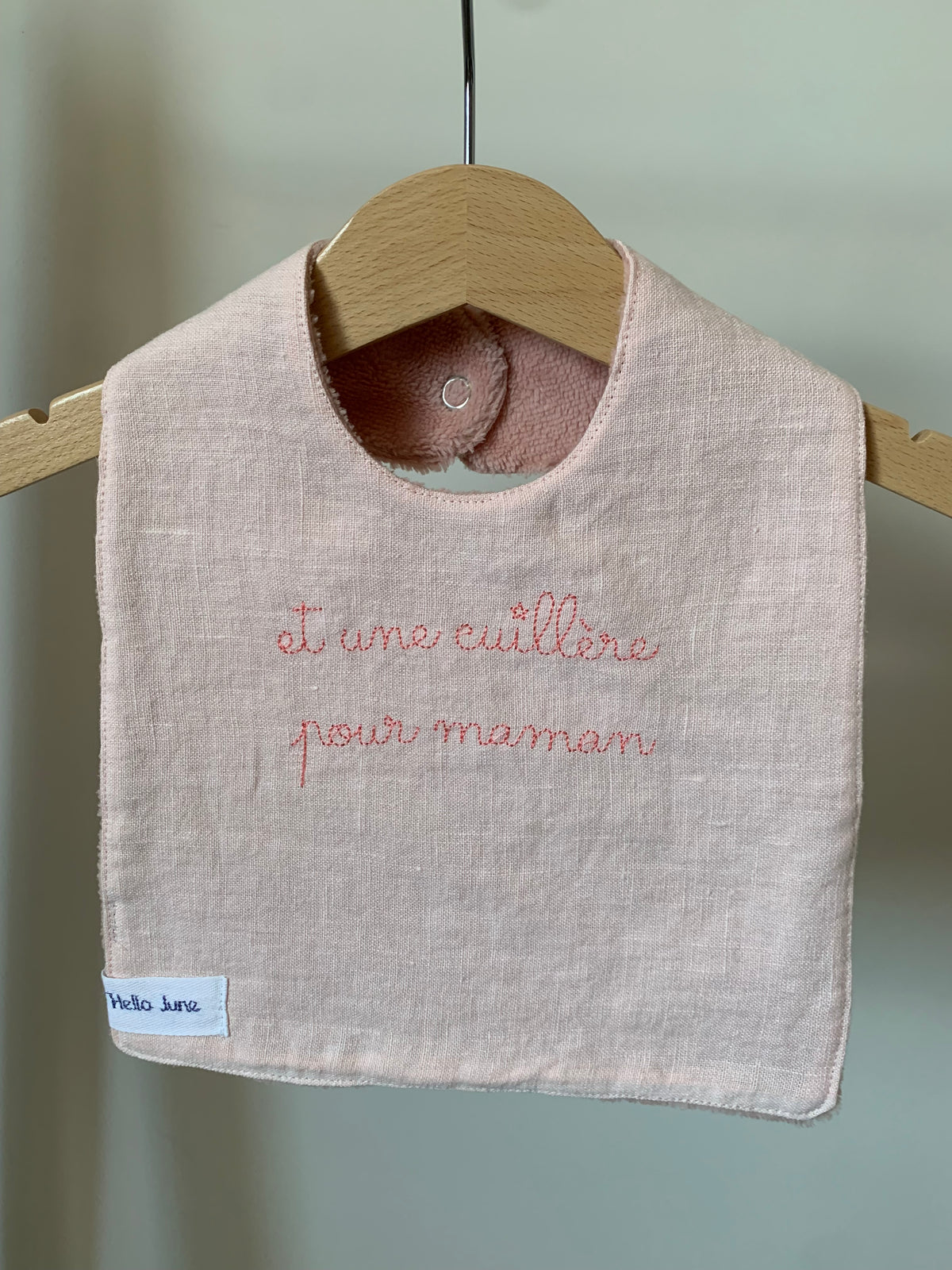 Bavoir petit épicurien de la marque Hello June en lin lavé rose pâle et en douillette vieux rose avec broderie et une cuillère pour maman