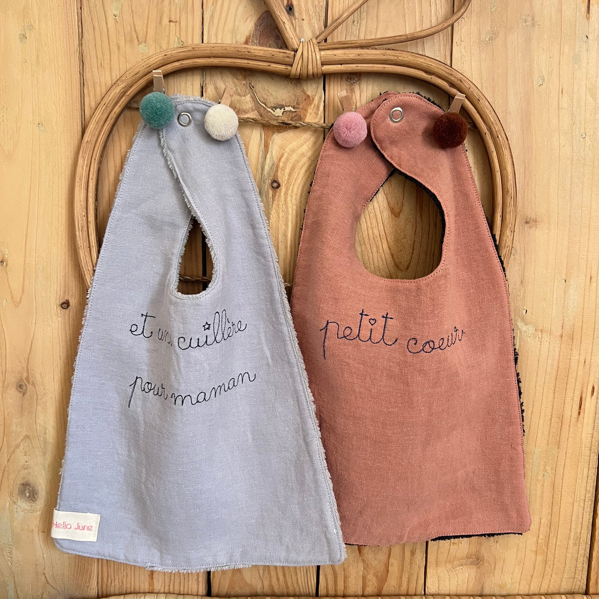 bavoir bébé broderie