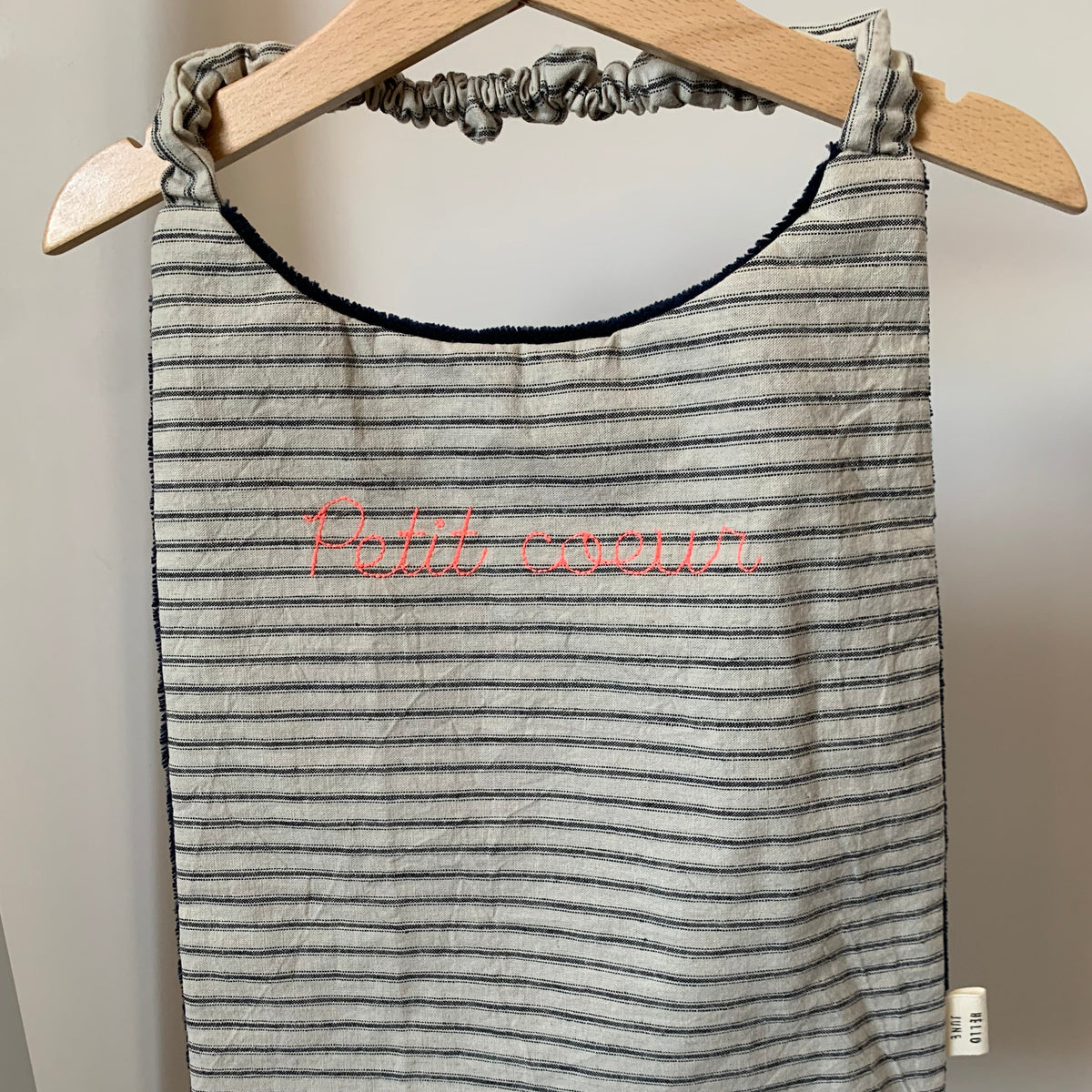 Grand bavoir cantine en lin lavé écru rayures anthracites broderie "petit cœur" rose douillette marine élastiqué au cou
