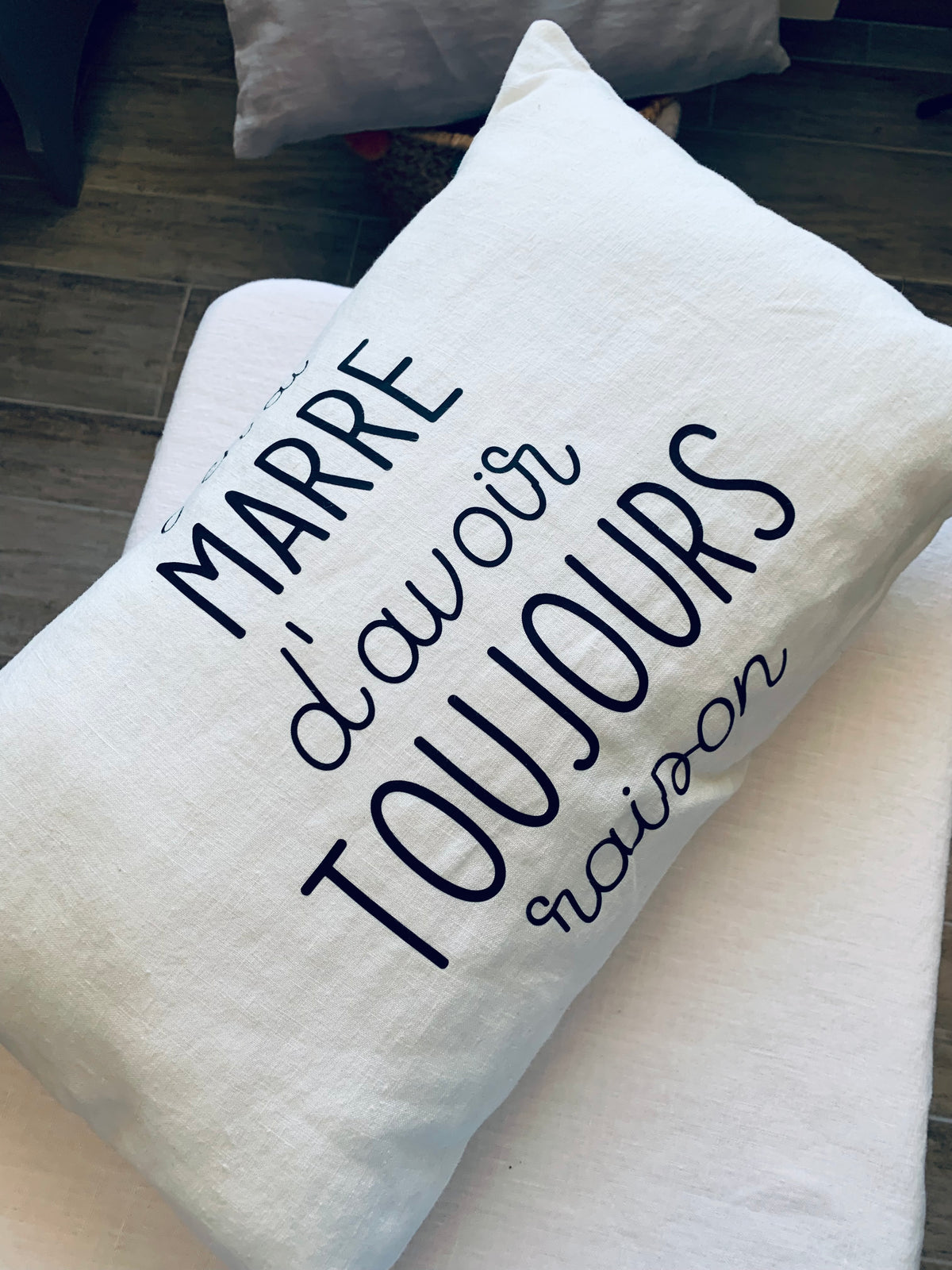 Coussin rectangle lin lavé blanc flocage noir "marre d'avoir toujours raison" 