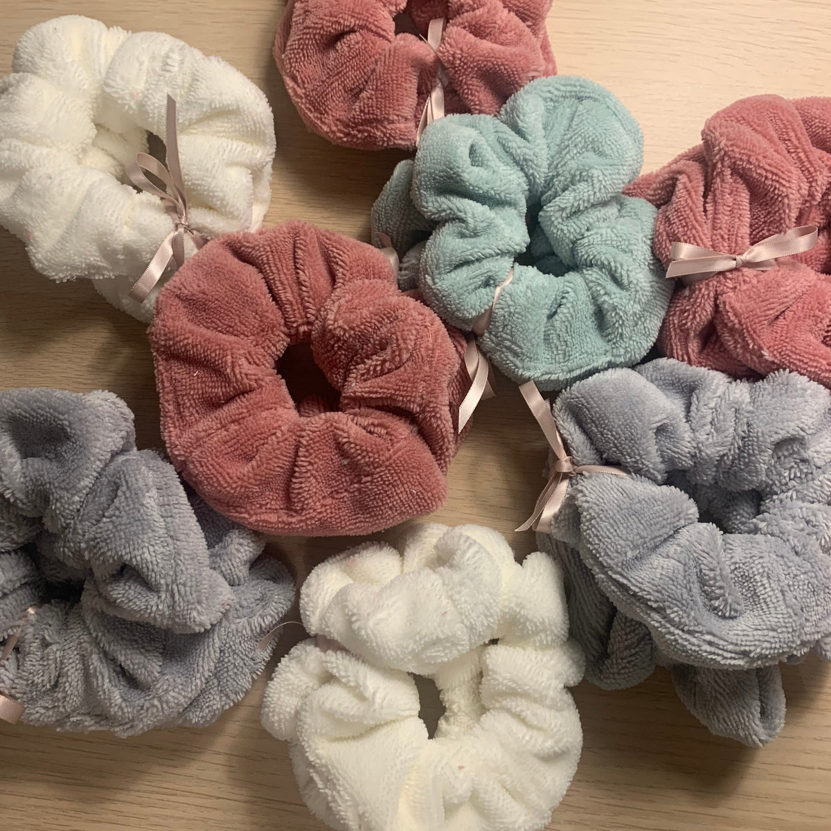 Fleurs de douche en douillette de bambou, confectionnées à la main dans le Sud de la France par l’Atelier Hello June, dans des teintes douces et naturelles
