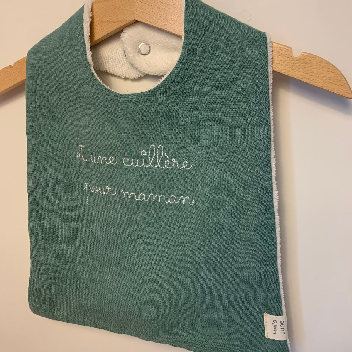 Bavoir Petit Épicurien – Lin lavé vert sapin et douillette blanche