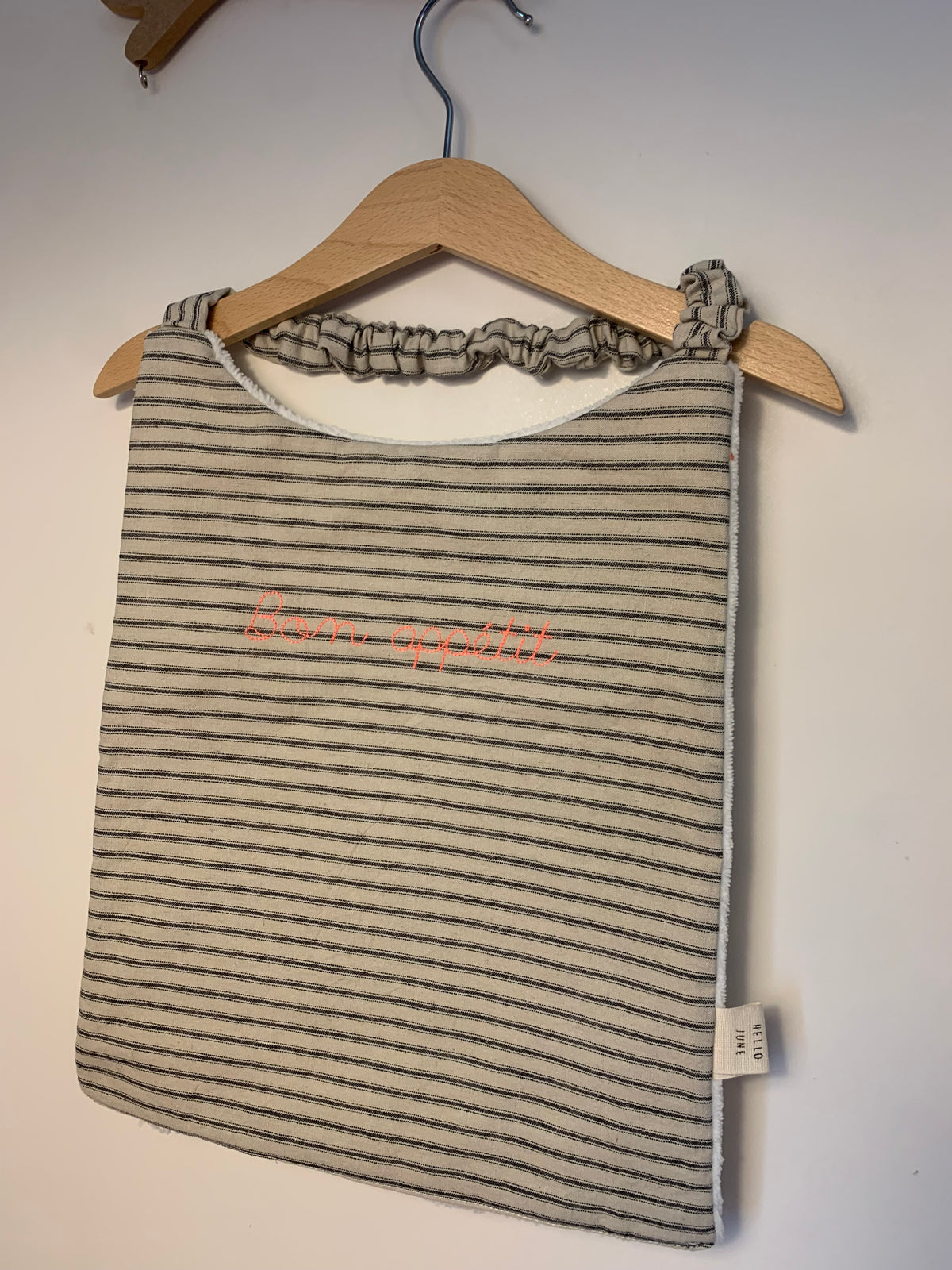 Bavoir cantine malin – Lin rayé et douillette blanche