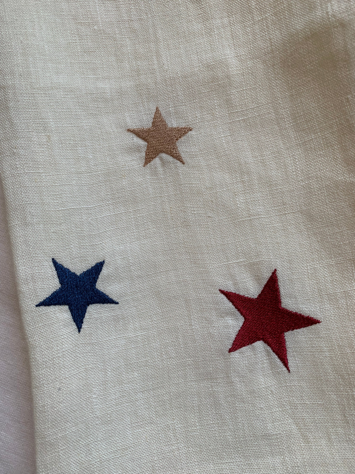 Lange lin lavé blanc broderie 3 étoiles marine beige et bordeaux 70 x 70 cm
