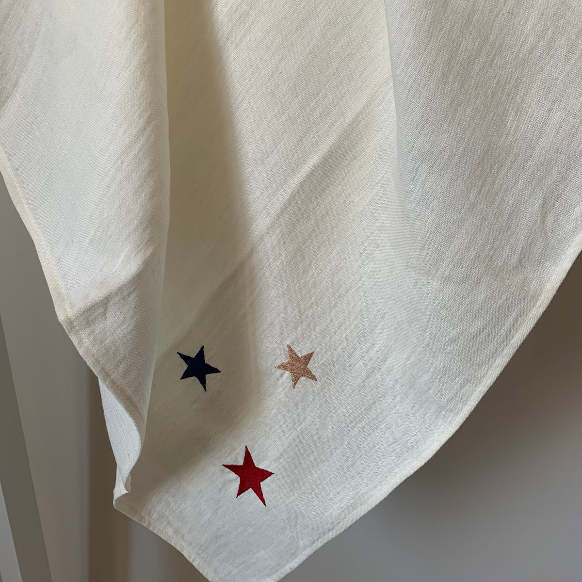Lange lin lavé blanc broderie 3 étoiles marine beige et bordeaux 70 x 70 cm