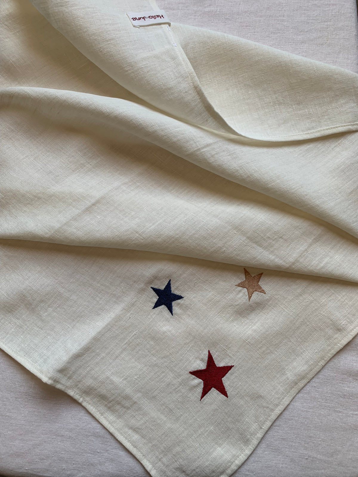 Lange lin lavé blanche broderie 3 étoiles marine beige et bordeaux 70 x 70 cm
