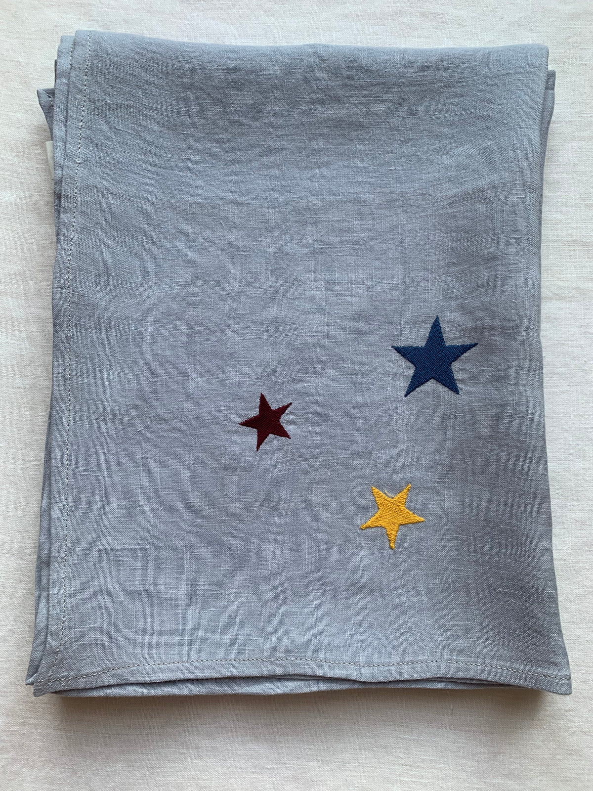 Lange lin lavé gris broderie 3 étoiles bleue bordeaux et jaune  100 x 100 cm