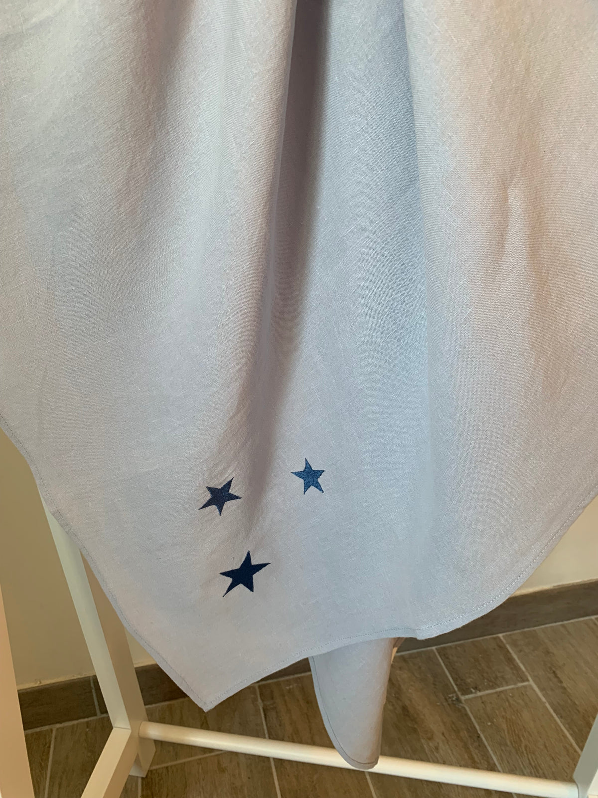 Lange lin lavé gris broderie 3 étoiles marine  100 x 100 