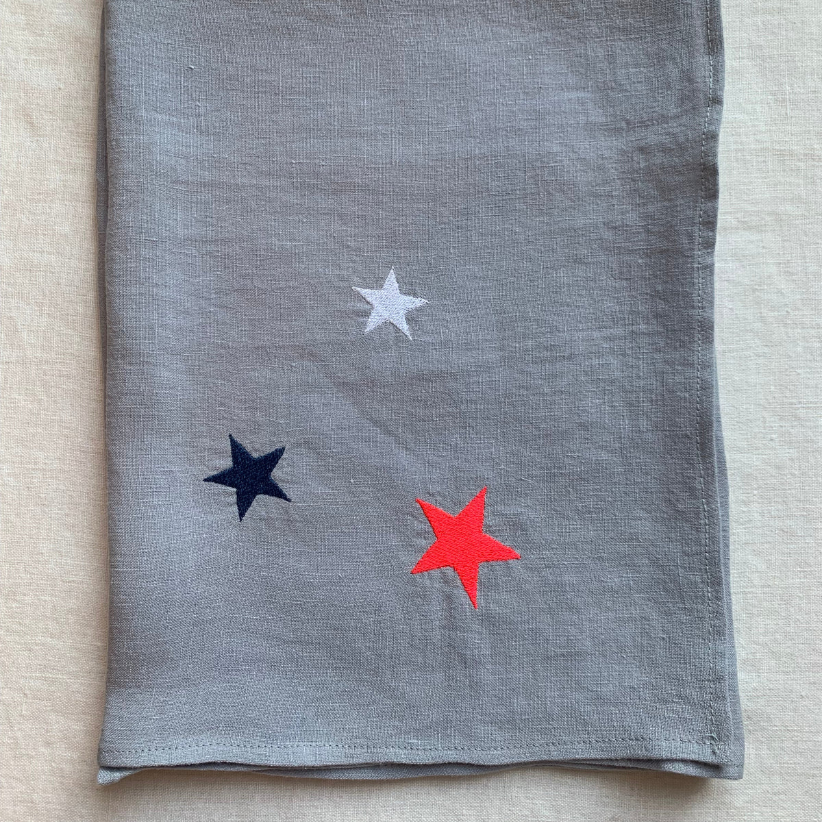 Lange lin lavé gris broderie 3 étoiles rose fluo bleu et blanc  70 x 70 cm