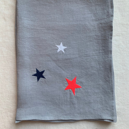 Lange lin lavé gris broderie 3 étoiles rose fluo bleu et blanc  70 x 70 cm