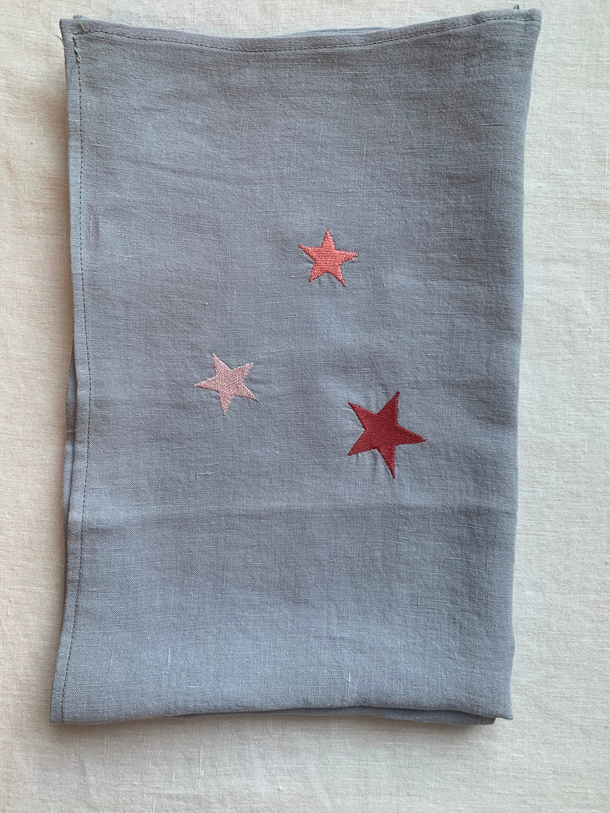 Lange lin lavé gris broderie 3 étoiles rose pâle chewing gum et vieux rose  70 x 70 cm