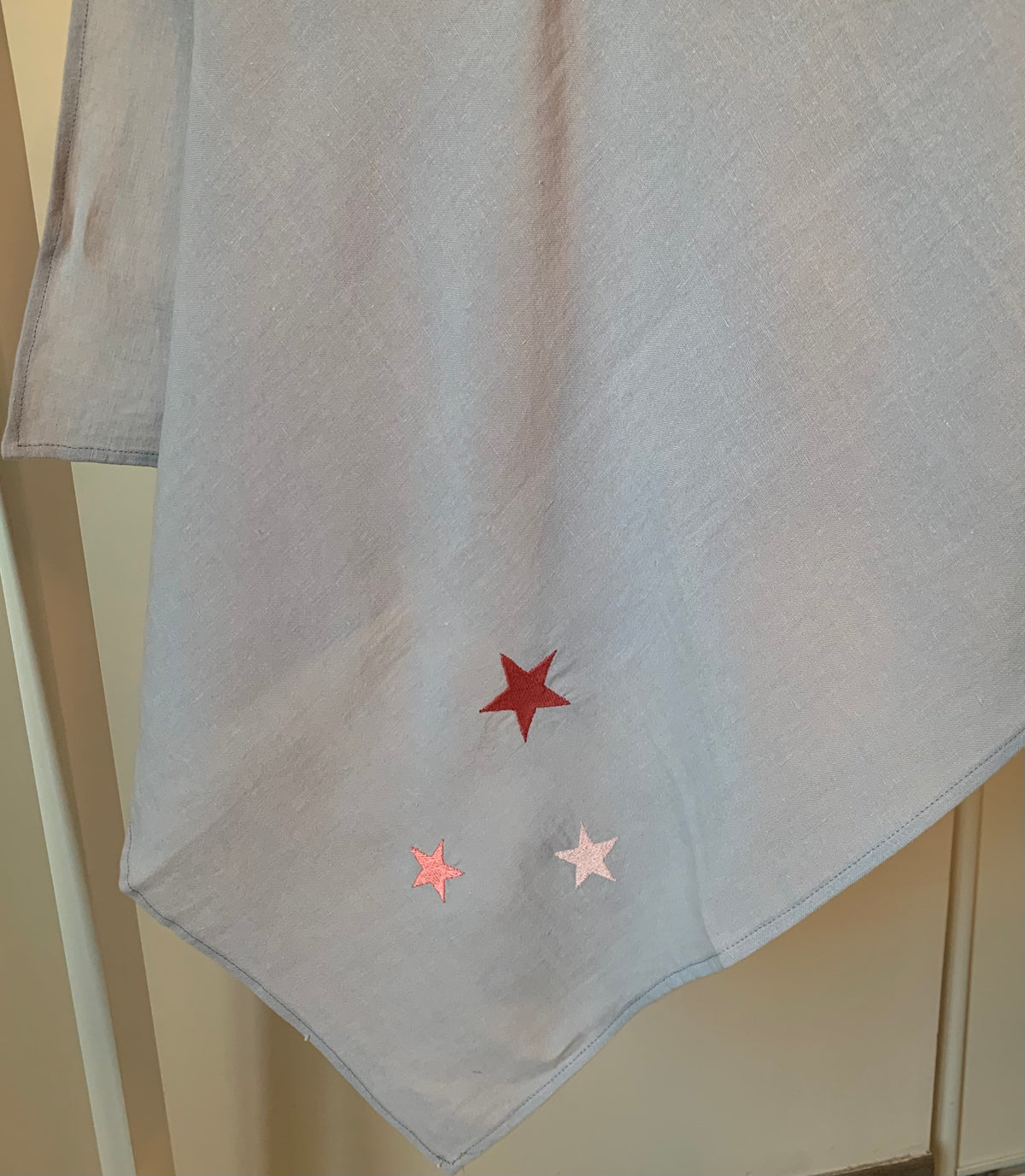Lange lin lavé gris broderie 3 étoiles rose pâle chewing gum et vieux rose  70 x 70 cm