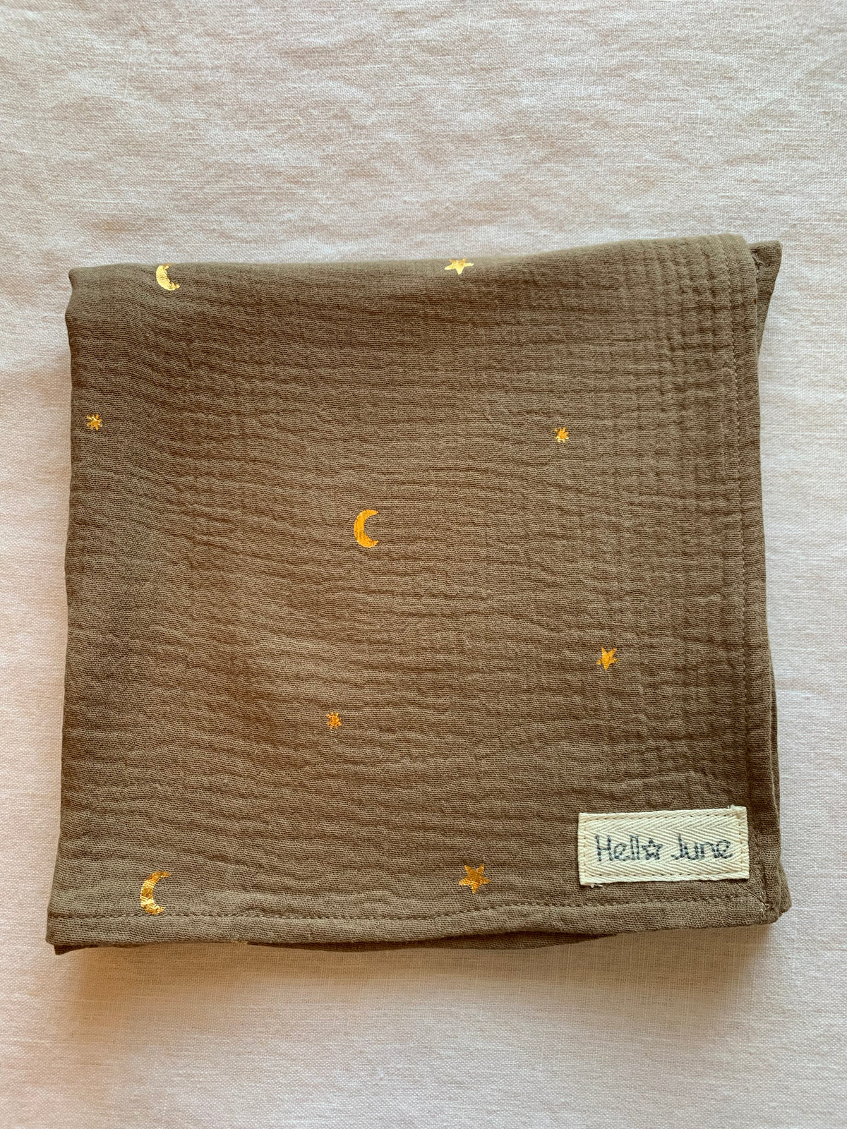 Lange en gaze de coton noisette flocage dorés étoiles et lunes 70 x 70 cm 
