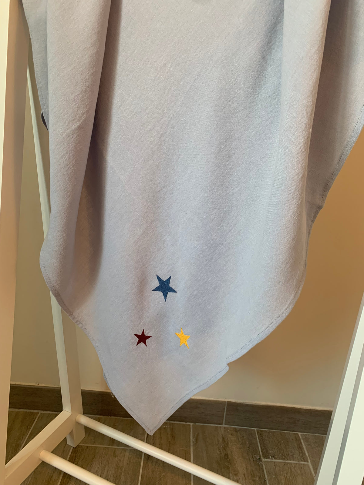Lange lin lavé gris broderie 3 étoiles bleue bordeaux et jaune  100 x 100 cm