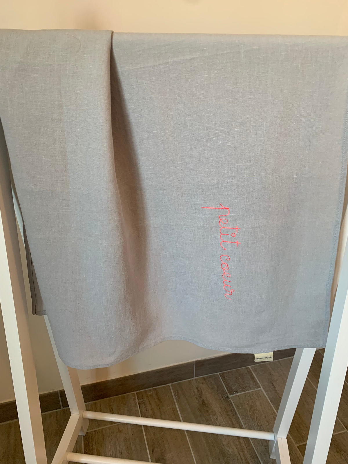 Lange lin lavé gris broderie "petit cœur" rose fluo 100 x 100 cm