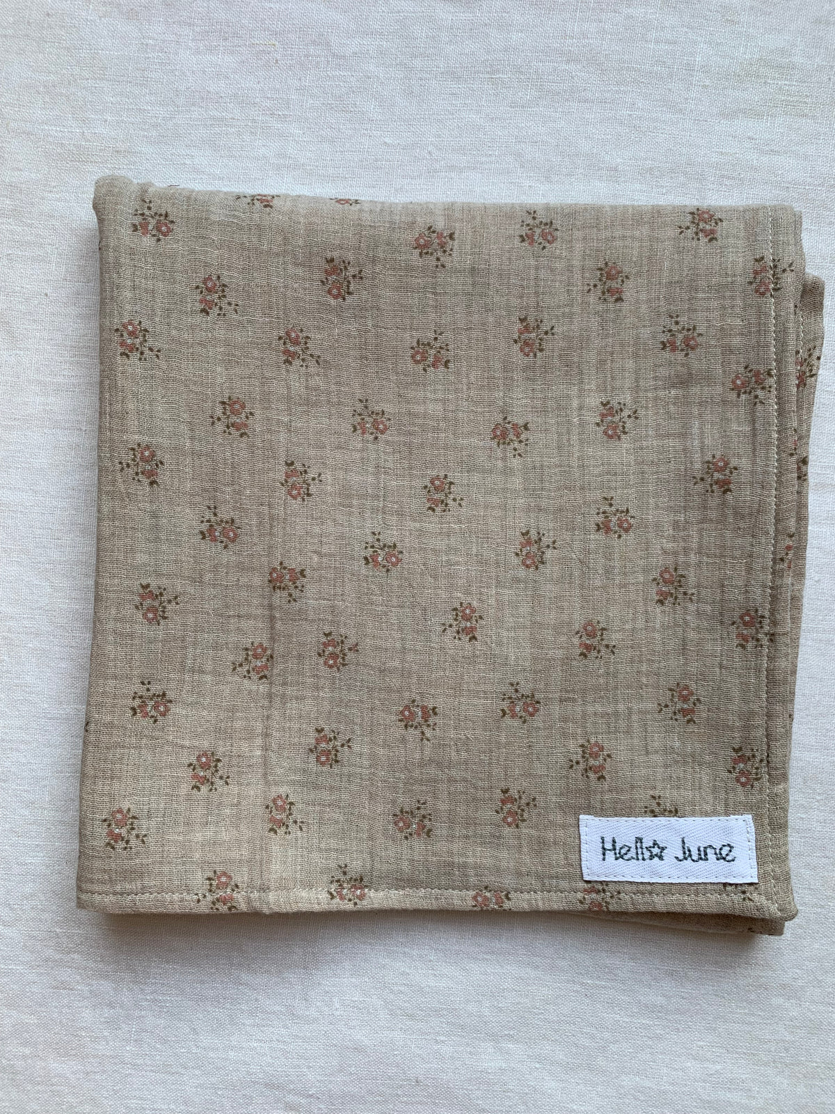 Lange en gaze de coton beige et petites fleurs  70 x 70 cm 